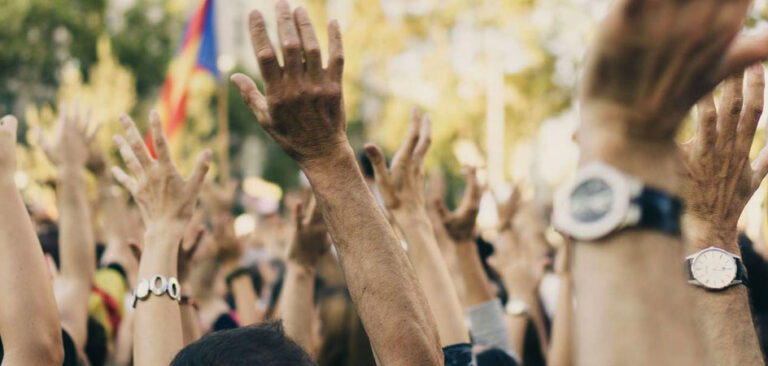 Populismo: Cómo Empobrecer con Aplausos