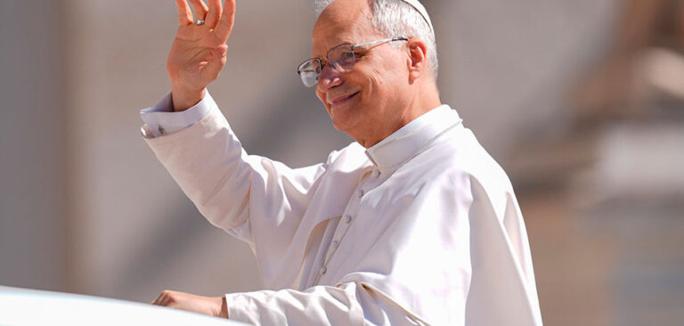 León XIV Llama a los Jesuitas a Reafirmar su Misión